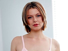 Chambre à dormir, Gros cul, Grosse bite, Gros seins, Sucer une bite, En levrette, Cheveux courts, Grande