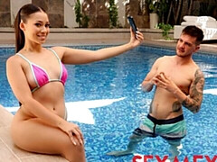Grosser arsch, Grosser schwanz, Grosse titten, Blasen, Braunhaarige, Hundestellung, Im freien, Pool