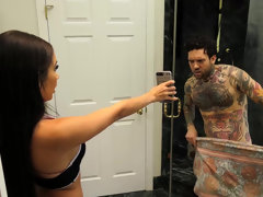 Cuarto de baño, Tetas grandes, Corridas, Ébano, Corridas faciales, Penetracion con dedos, Interracial, Mamá