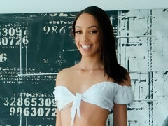 Morena, Semen en la boca, Corridas, Lamidas, Masturbación, Falda, Medias largas, Tetas
