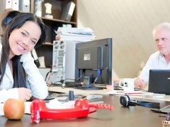 Asiatisch, Blasen, Braunhaarige, Hundestellung, Fetisch, Handjob, Natürlichen titten, Entkleiden