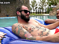Anal, Bisexual, Mamada, Al aire libre, Piscina, Tatuaje, Adolescente, Trio