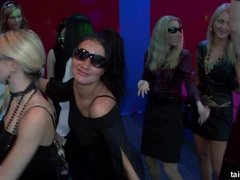 Gros seins, Noire, Brunette brune, Habillées, Club, Embrassement, Lesbienne, Nénés