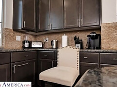 Culo grande, Verga grande, Rubia, Corridas, Garganta profunda, Corridas faciales, Madres para coger, Tatuaje