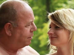 Blond, Gapende, Handbeurt, Buiten, Mager, Strippen, Tatoeage, Tiener