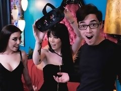 Gros seins, Sucer une bite, Brunette brune, En levrette, 2 femmes 1 homme, Branlette thaïlandaise, Jarretelles, Plan cul à trois