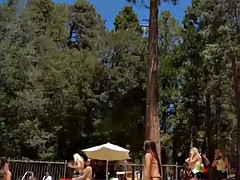 Nana, Gros seins, Piscine, Douche