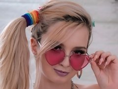 Anaal, Blond, Pijpbeurt, Hondjeshouding, Natuurlijke tieten, Geschoren, Strippen, Tiener