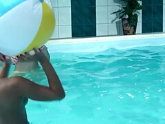 Минет, Брюнетки, Сперма во рту, Глубокая глотка, Группа, Секс без цензуры, Бассейн, Сиськи