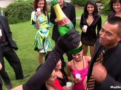 Aangekleed, Lesbisch, Orgie, Buiten, Feest, Satijn, Swinger, Nat