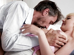 18 ans, Nana, Gros seins, Sucer une bite, Éjaculation interne, Hard, Hd, Actrice du porno