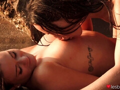 Stellung 69, Strand, Braunhaarige, Lesbisch, Lecken, Piercing, Öffentlich, Muschi