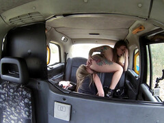 Voiture, Robe, Talons, Lesbienne, Masturbation, Argent, De plein air, Chatte