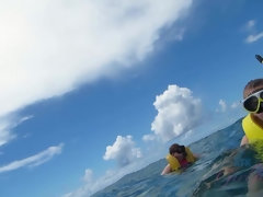 デカ尻, ビキニ, フェラチオ, 足コキ, 眼鏡, 小柄, 剃毛, シャワー