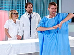 Anal, Blonde, Sucer une bite, En levrette, Infirmière, Jarretelles, Dénudage, Uniforme