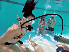 フェラチオ, カップル, イく瞬間, ヨーロピアン, 手コキする, プール, ティーン, 水中