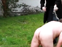 Bondage discipline sadomasochisme, Bruinharig, Naakte man aangeklede vrouw, Fetisj, Groep, Moeder die ik wil neuken, Buiten, Tieten likken