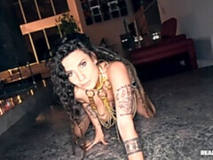 Жопа, Большая жопа, Минет, Брюнетки, В машине, Межрасовый секс, Милф, Тату