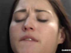 Sucer une bite, Brunette brune, Club, Européenne, Rasée, Maigrichonne, Adolescente, Nénés