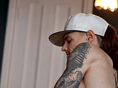 In den arsch, Blasen, Fesselspiele, Hundestellung, Kleid, Schwul, Öffentlich, Tätowierung