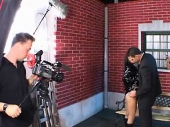 Sucer une bite, Brunette brune, Tir de sperme, Doigter, Public