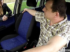 Grosser arsch, Blasen, Braunhaarige, Auto, Handjob, Im freien, Strümpfe, Hure