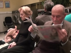 Leie, Braunhaarige, Europäisch, Fingern, Behaart, Lecken, Öffentlich, Hintern versohlen