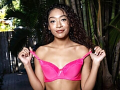 Leie, Braunhaarige, Schwarz, Fingern, Masturbation, Natürlichen titten, Entkleiden, Titten