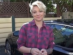Blondine, Auto, Sperma im mund, Spermaladung, Hundestellung, Kurzes haar, Tätowierung, Titten