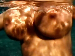 Amateur, Gros cul, Gros seins, Masturbation, Seins naturels, Solo, Dénudage, Sous marin