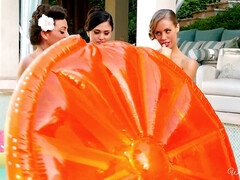 Красотки, Огромные размеры, Лесбиянка, Лизание, На природе, Бассейн, Киски