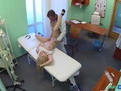 Leie, Hundestellung, Fingern, Lecken, Krankenschwester, Büro, Muschi, Spanner