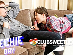 Grosse bite, Gros seins, Sucer une bite, Club, Lunettes, Embrassement, Chatte, Adolescente