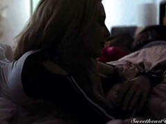 舐める尻, ベッドルーム, ブロンド, 指いじり, レズビアン, なめる, オマンコ, オッパイの