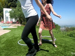 Cul, Érotique, Lesbienne, De plein air, Petite femme, Piercing, Piscine, Chatte