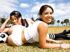 Большая жопа, Большой член, Брюнетки, Две девушки, Вчетвером, На природе, Молоденькие, Сиськи