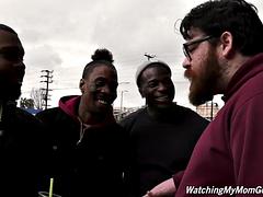 Grote lul, Grote mammen, Bruinharig, Man die toekijkt, Zwart, Moeder die ik wil neuken, Stiefmoeder, Tieten likken