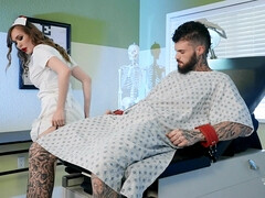 Lécher le cul, Sucer une bite, Brunette brune, En levrette, Talons, Infirmière, Tatouage, Uniforme