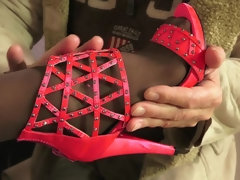 Kont, Grote mammen, Badpak, Pijpbeurt, Zoenen, Natuurlijke tieten, Kousen, Tatoeage