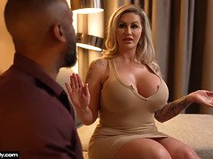 Grote mammen, Blond, Pijpbeurt, Interraciaal, Moeder die ik wil neuken, Kousen, Tatoeage, Tieten likken