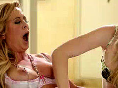 指いじり, レズビアン, なめる, 下着, 淫乱熟女, 母, ストッキング, ティーン