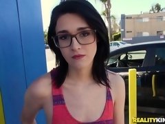 Gros cul, Sucer une bite, Brunette brune, En levrette, Branlette thaïlandaise, Pov, Dénudage, Nénés