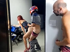 Betrug, Paar, Gehörnter ehemann, Flashen, Handjob, Hd, Rotschopf, Uniform