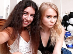 Cul, Gros cul, Sucer une bite, Brunette brune, En levrette, 2 femmes 1 homme, Adolescente, Nénés