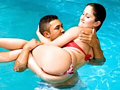 Grosser arsch, Grosser schwanz, Grosse titten, Blasen, Braunhaarige, Hundestellung, Im freien, Pool