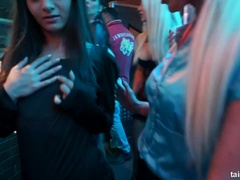 Brunette brune, Habillées, Club, Embrassement, Lesbienne, Fête, Timide, Mouillée