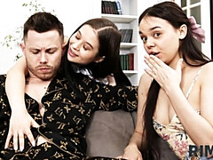 In den arsch, Grosser arsch, Braunhaarige, Hundestellung, Frau frau mann, Natürlichen titten, Jungendliche (18+), Titten