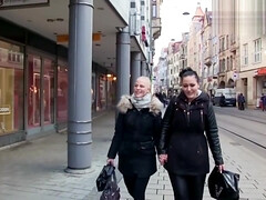 Amateur, Blonde, Brunette brune, Classique, Tir de sperme, Orgasme, Public, Plan cul à trois