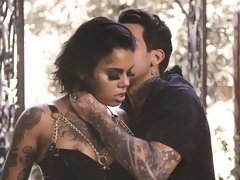 Sucer une bite, Brunette brune, En levrette, Domination, Branlette thaïlandaise, Hard, De plein air, Tatouage