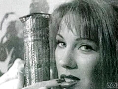 Gros cul, Sucer une bite, Brunette brune, En levrette, Branlette thaïlandaise, Léchez, Nénés, Rétro ancien